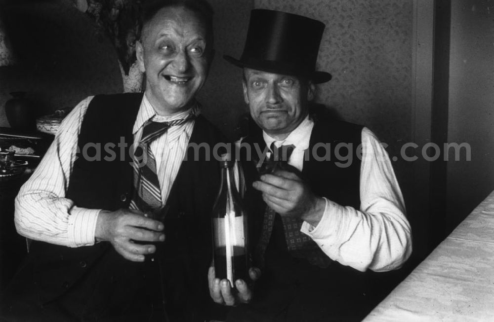 GDR photo archive: Merseburg - Gäste auf einer Geburtstagsfeier haben Spaß, ein Mann mit Zylinder / Hut. Guests have fun at a birthday party. One man has a topper / hat on his head.
