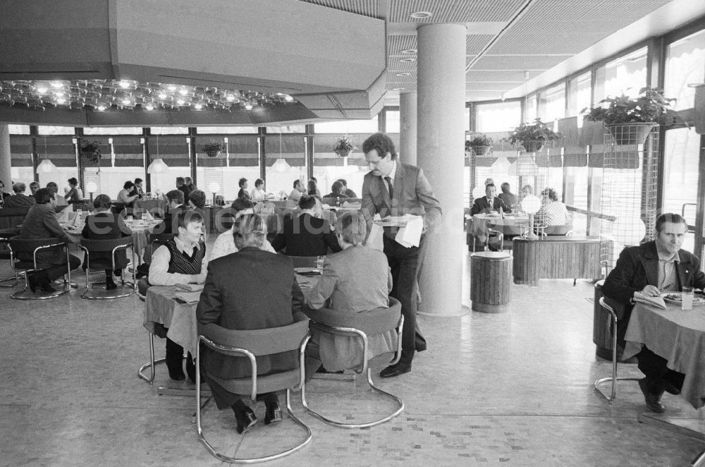 Berlin: Guests and visitors in the restaurant crystal in the sports centre and recreation centre (SEZ) in Berlin, the former capital of the GDR, German democratic republic