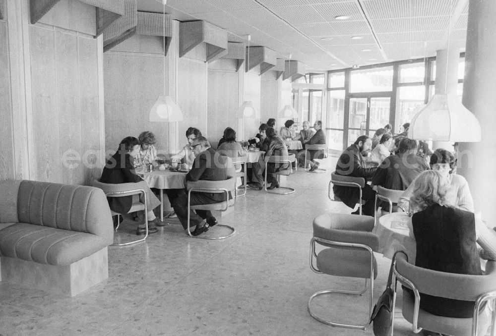 GDR image archive: Berlin - Guests and visitors in the restaurant crystal in the sports centre and recreation centre (SEZ) in Berlin, the former capital of the GDR, German democratic republic
