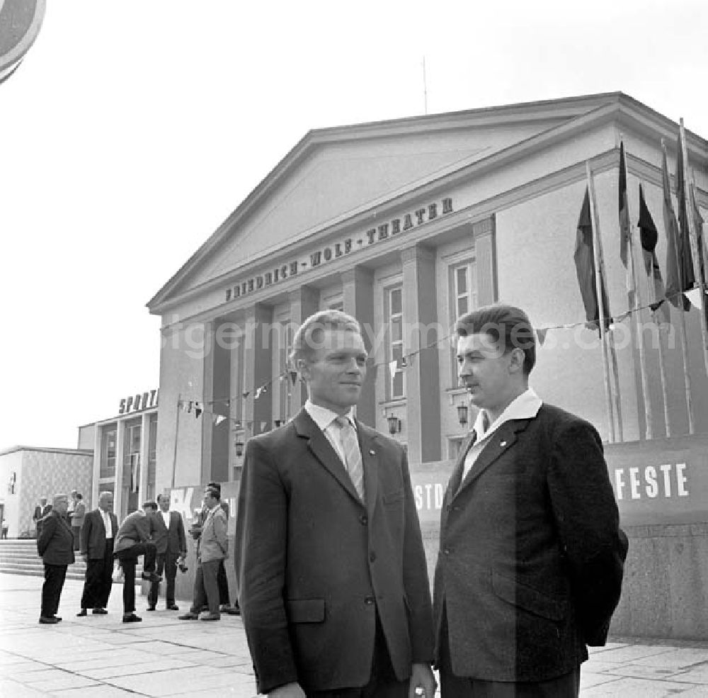 GDR picture archive: Eisenhüttenstadt - Gäste stehen vor dem Friedrich-Wolf-Theater in Eisenhüttenstadt.
