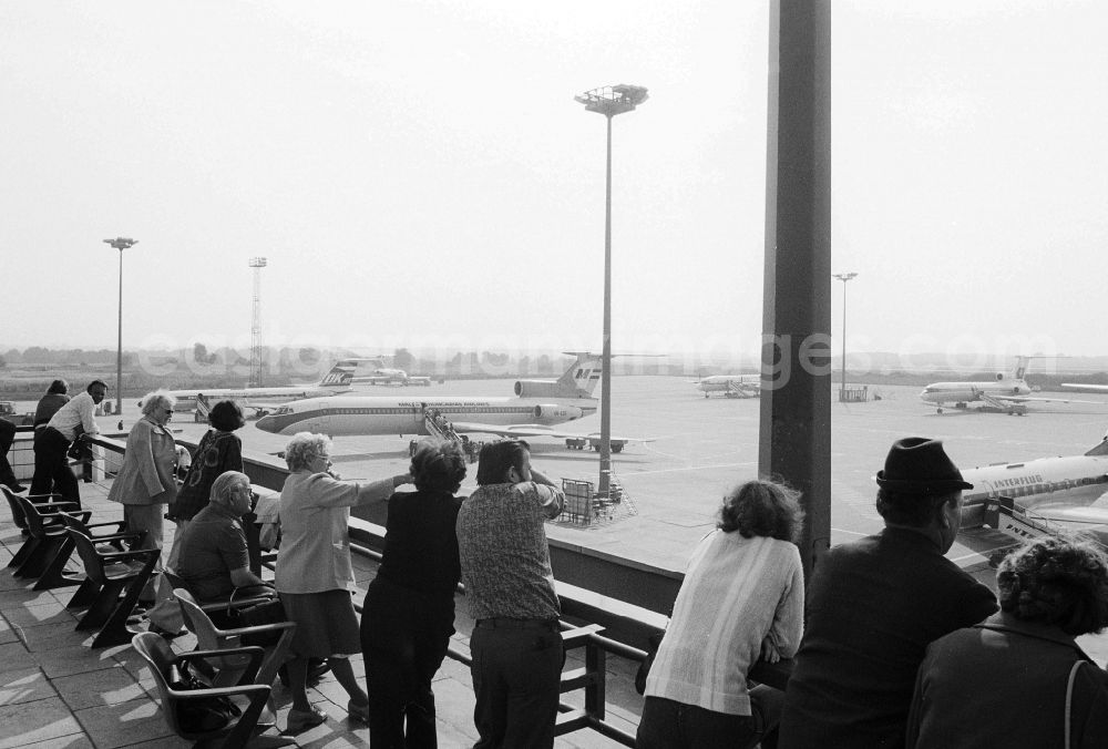 GDR picture archive: Schönefeld - Guests and tourists on the visitor's terrace at the airport of Berlin beauty's field in beauty's field in the today's federal state Brandenburg
