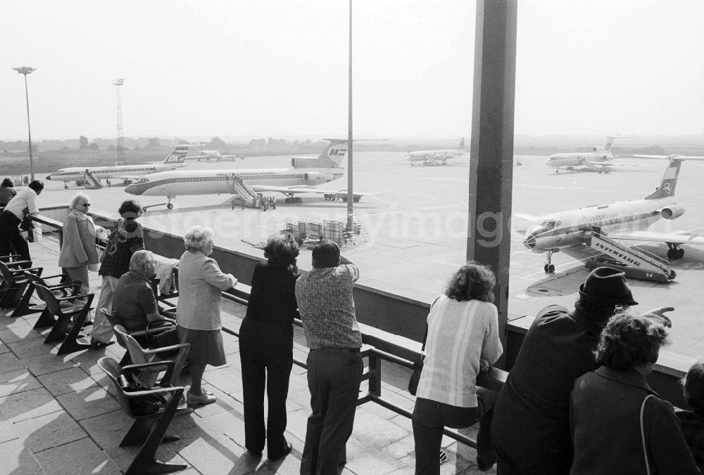 Schönefeld: Guests and tourists on the visitor's terrace at the airport of Berlin beauty's field in beauty's field in the today's federal state Brandenburg