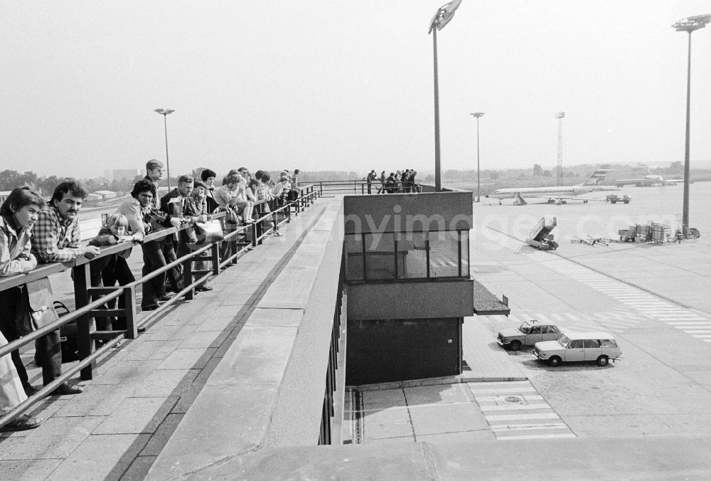 GDR image archive: Schönefeld - Guests and tourists on the visitor's terrace at the airport of Berlin beauty's field in beauty's field in the today's federal state Brandenburg