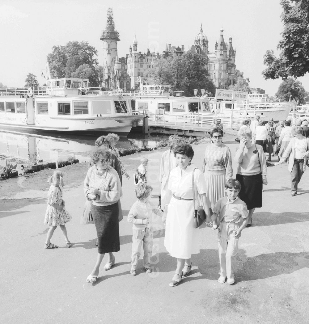 Schwerin: Guests and tourists in the steamboat landing stage of the Weissen Flotte in the Schweriner lake in Schwerin in the federal state Mecklenburg-West Pomerania in the area of the former GDR, German democratic republic