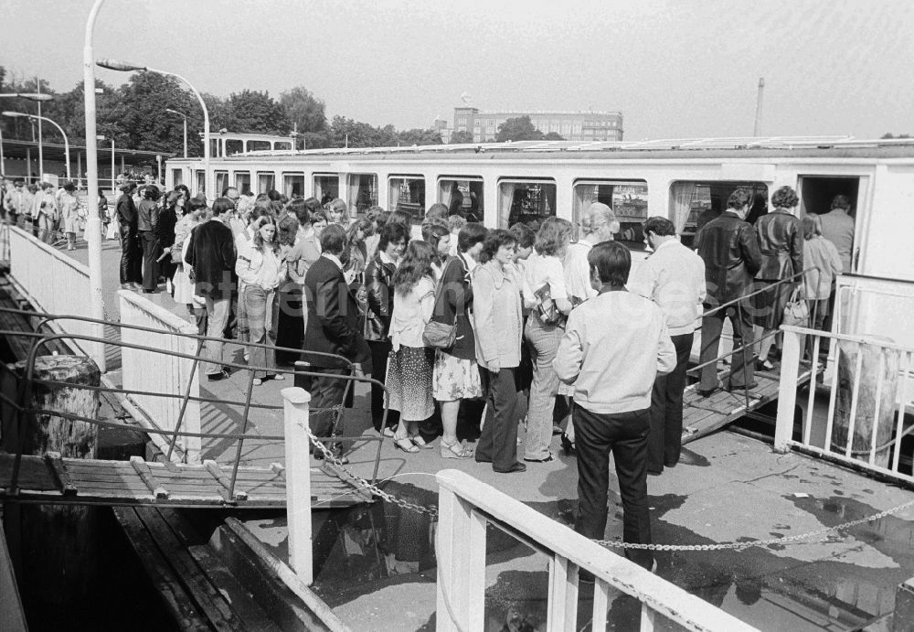 GDR photo archive: Berlin - Guests and tourists in the steamboat landing stage of the white fleet in the Treptower park in Berlin, the former capital of the GDR, German democratic republic