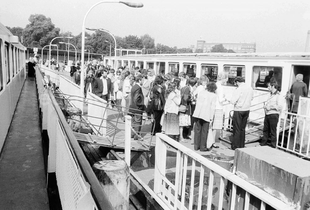 GDR picture archive: Berlin - Guests and tourists in the steamboat landing stage of the white fleet in the Treptower park in Berlin, the former capital of the GDR, German democratic republic