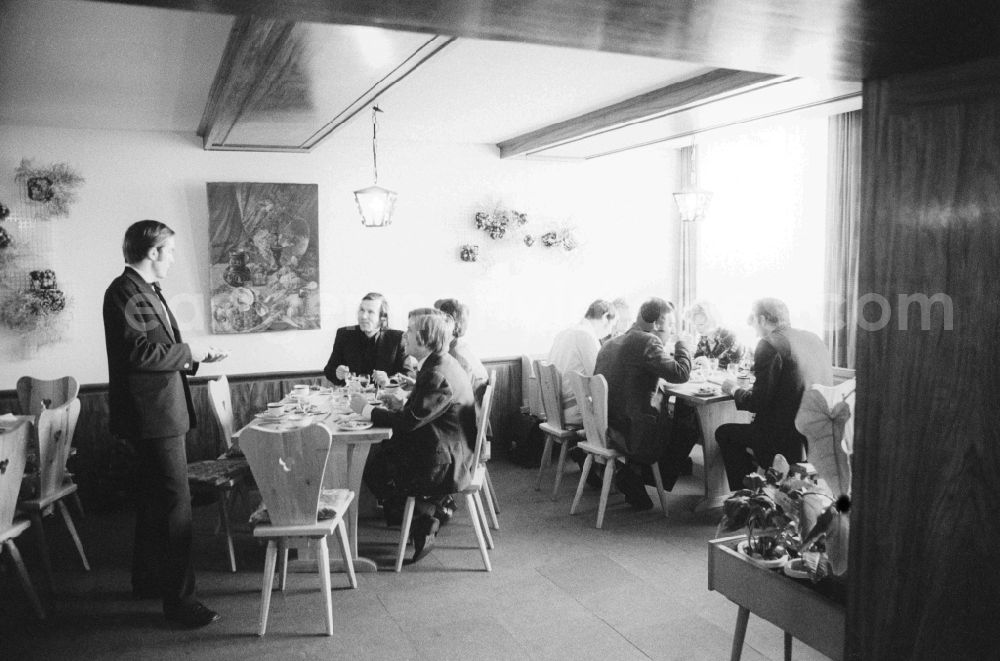 GDR image archive: Berlin - Guests at the wine restaurant at the hotel Berolina in Berlin, the former capital of the GDR, the German Democratic Republic. The Hotel Berolina was a hotel in Berlin's Karl-Marx-Allee