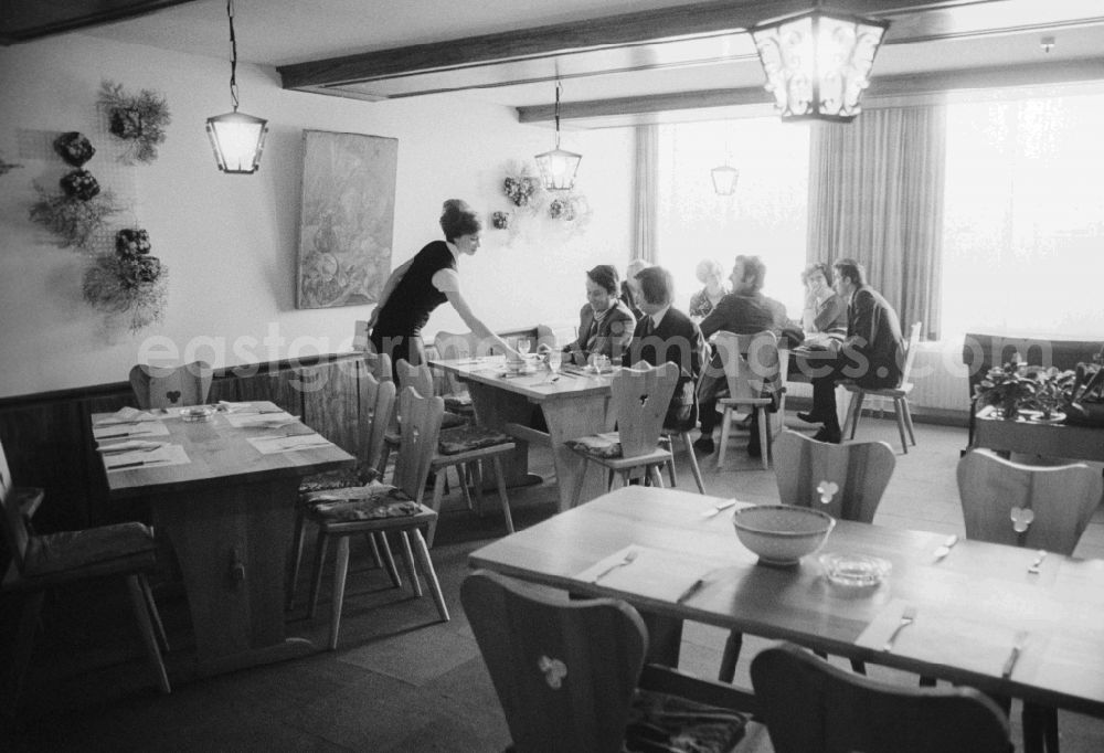 GDR photo archive: Berlin - Guests at the wine restaurant at the hotel Berolina in Berlin, the former capital of the GDR, the German Democratic Republic. The Hotel Berolina was a hotel in Berlin's Karl-Marx-Allee