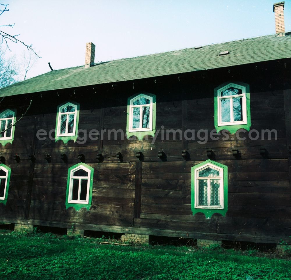 GDR photo archive: Lübbenau/Spreewald - Guest house in Lehde wooden in Luebbenau / Spreewald in Brandenburg today. The place is an island village. Due to the unusual situation Lehdes and some preserved historic Spreewald houses the completely Asked conservation Lehde is a popular destination for tourists