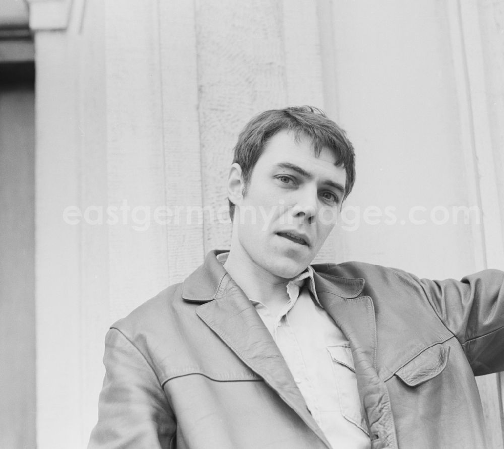 GDR photo archive: Berlin - Mitte - The German actor, presenter, synchronous and broadcaster Gunter Schoss in the portrait in Berlin - Mitte