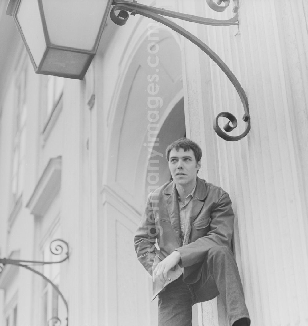 GDR image archive: Berlin - Mitte - The German actor, presenter, synchronous and broadcaster Gunter Schoss in the portrait in Berlin - Mitte