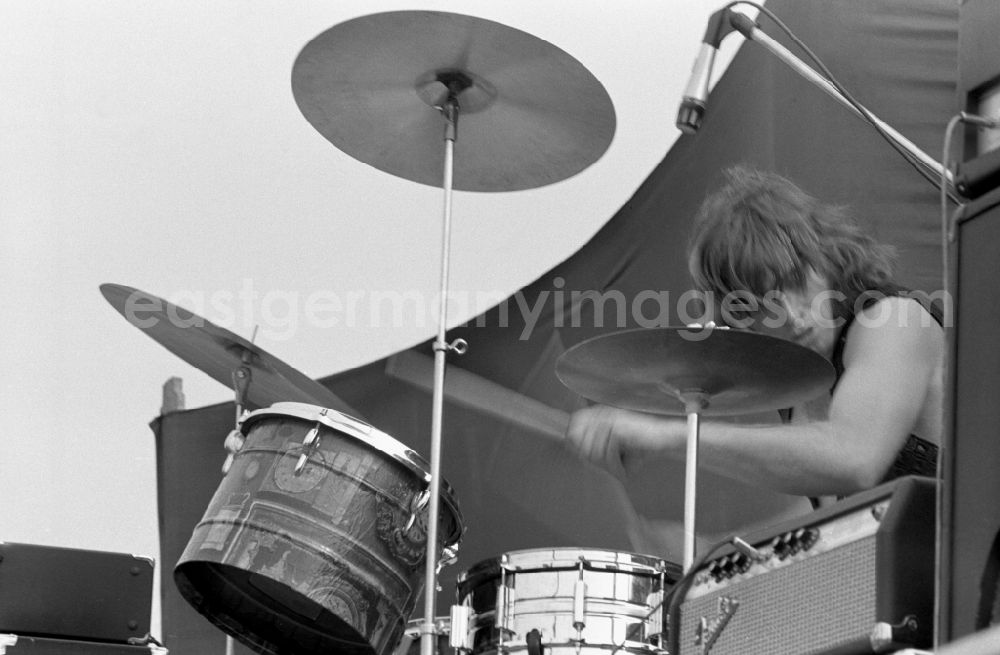GDR image archive: Wanzleben-Börde - Gunther Wosylus, drummer of the Puhdys in Wanzleben-Boerde, Saxony-Anhalt in the territory of the former GDR, German Democratic Republic