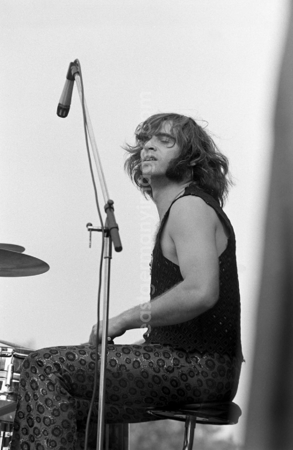 GDR photo archive: Wanzleben-Börde - Gunther Wosylus, drummer of the Puhdys in Wanzleben-Boerde, Saxony-Anhalt in the territory of the former GDR, German Democratic Republic
