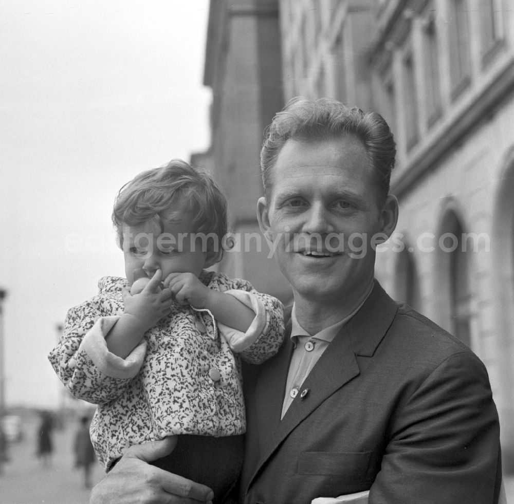 GDR photo archive: Berlin - Köpenick - Gustav-Adolf Täve Schur with a small child in her arms, Berlin. He is a former German cyclist and was the most popular athletes in the GDR
