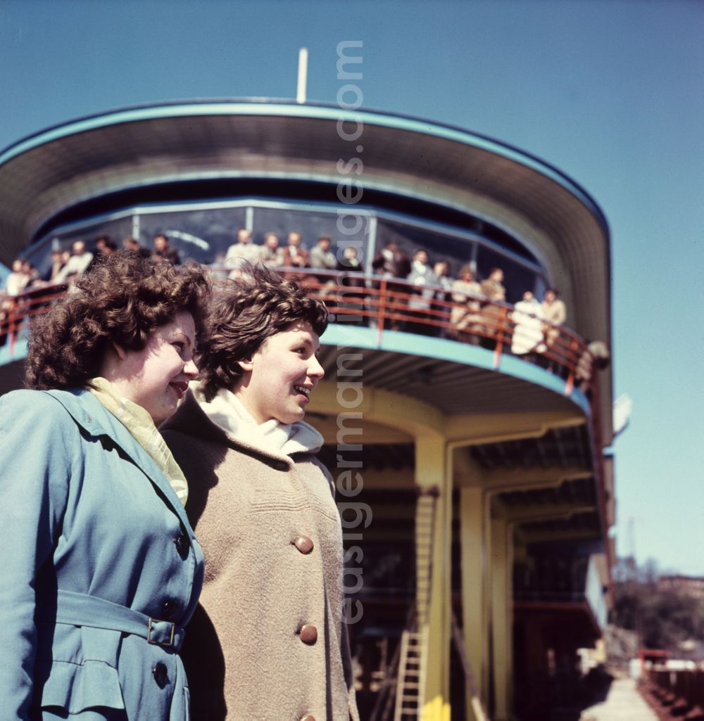 GDR picture archive: Sassnitz - Visitors in the port of Sassnitz on the island of Ruegen, Mecklenburg-Western Pomerania in the territory of the former GDR, German Democratic Republic