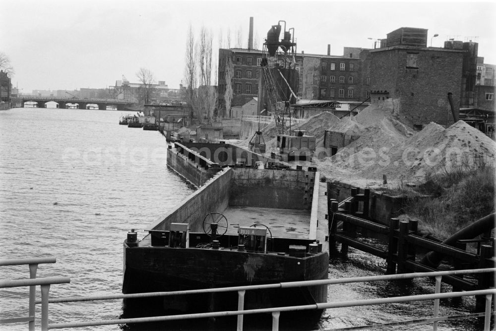 GDR picture archive: Berlin - View over docks with old soap factory between Spreeufer and Koepenicker Strasse and Schillingbruecke in Berlin - Mitte