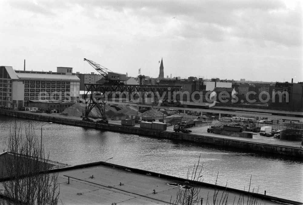 Berlin: View over docks with silo Viktoriaspeicher between Spreeufer and Koepenicker Strasse in Berlin - Kreuzberg