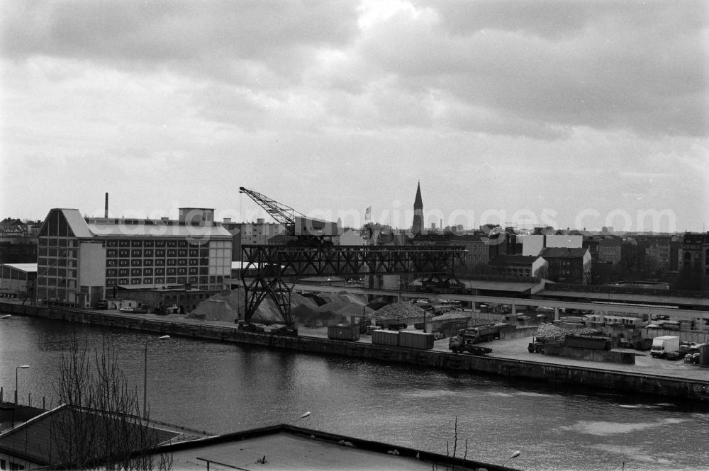 GDR image archive: Berlin - View over docks with silo Viktoriaspeicher between Spreeufer and Koepenicker Strasse in Berlin - Kreuzberg