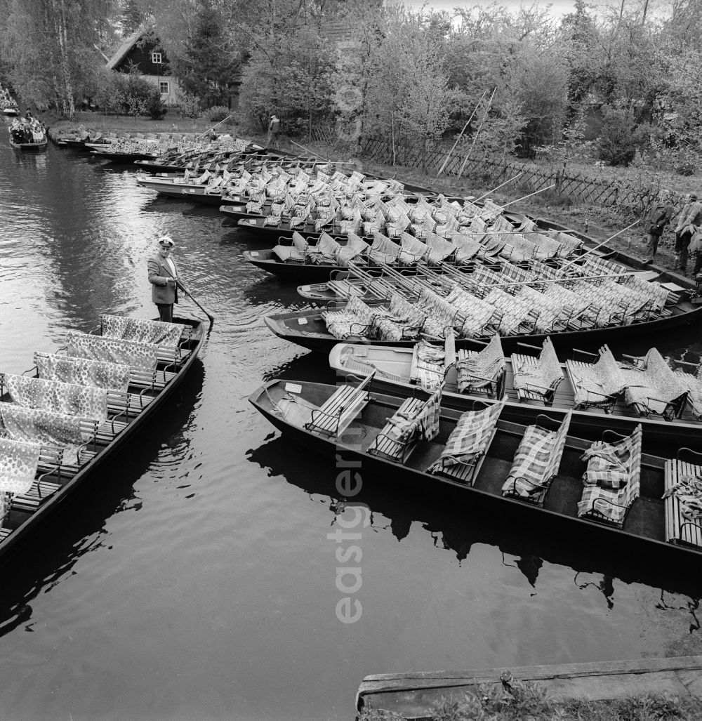 GDR picture archive: Lübbenau/Spreewald - Harbour basin with barges in the Spreewald in Luebbenau/Spreewald in the federal state Brandenburg on the territory of the former GDR, German Democratic Republic