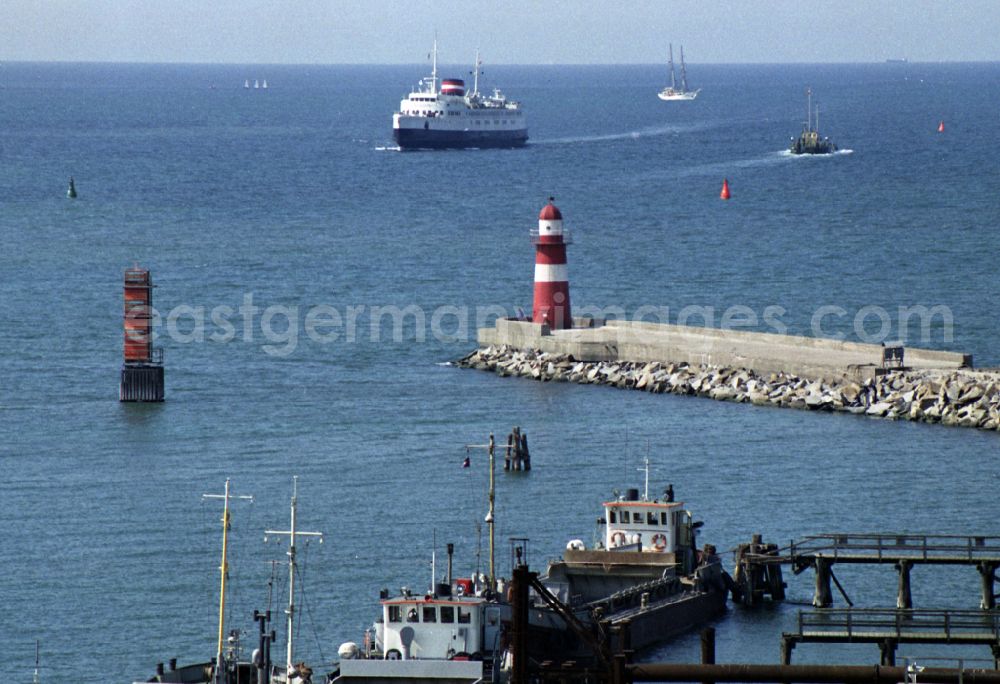 GDR image archive: Rostock - Lighthouse on the Baltic Sea harbor entrance in the district of Warnemuende in Rostock in the state Mecklenburg-Western Pomerania on the territory of the former GDR, German Democratic Republic