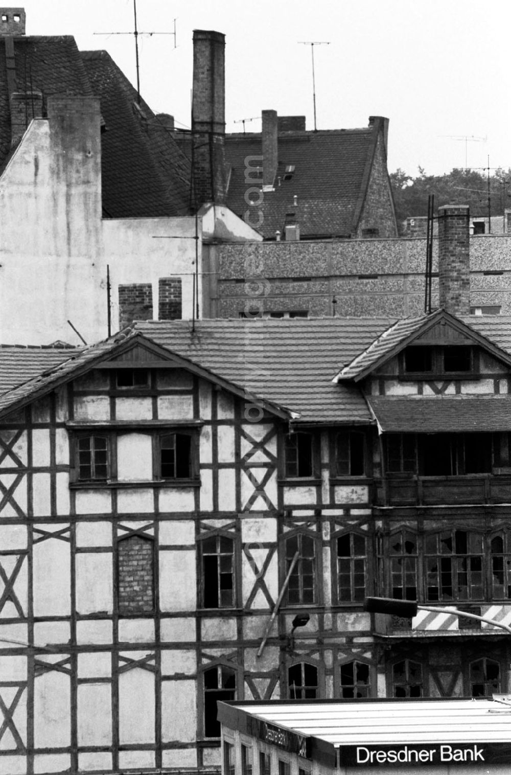GDR image archive: Sachsen-Anhalt - Halle/Sachsen Anhalt Neubau Dresdner Bank vor Ruinenkulisse 19.07.9