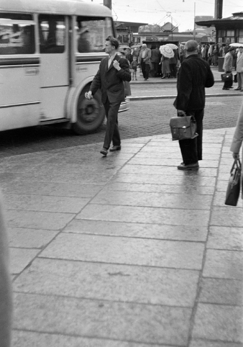GDR picture archive: Dresden - Travelers wait to get on and off at a bus stop on Theaterplatz in the Altstadt district of Dresden, Saxony in the territory of the former GDR, German Democratic Republic