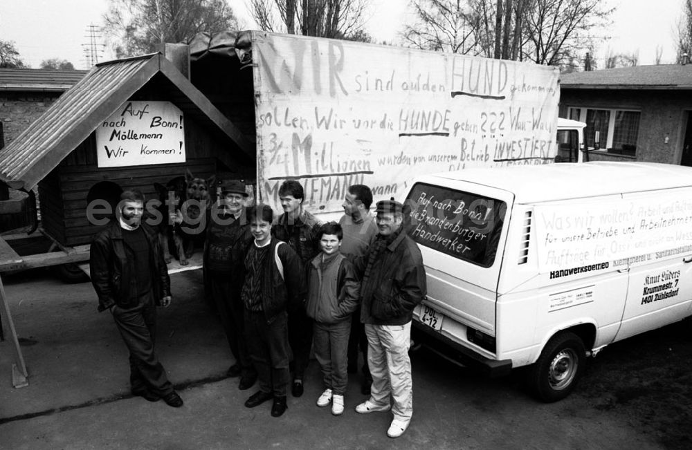 GDR image archive: - Handwerker mit Hundehütte aus Hennigsdorf stehen in Startposition, um nach Bonn zu fahren Umschlagnummer: 7255
