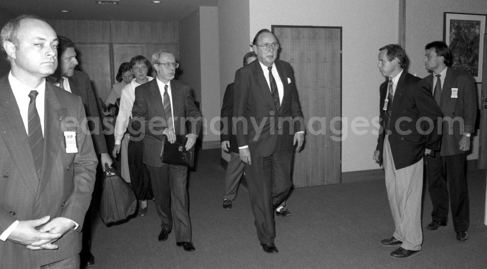 Wien: Hans-Dietrich Genscher, Federal Foreign Minister, and Lothar de Maizière, Prime Minister of the GDR, behind them Angela Merkel, on their way to the plenary session of the Negotiations on Conventional Forces in Europe Treaty, CFE) in Vienna, Austria