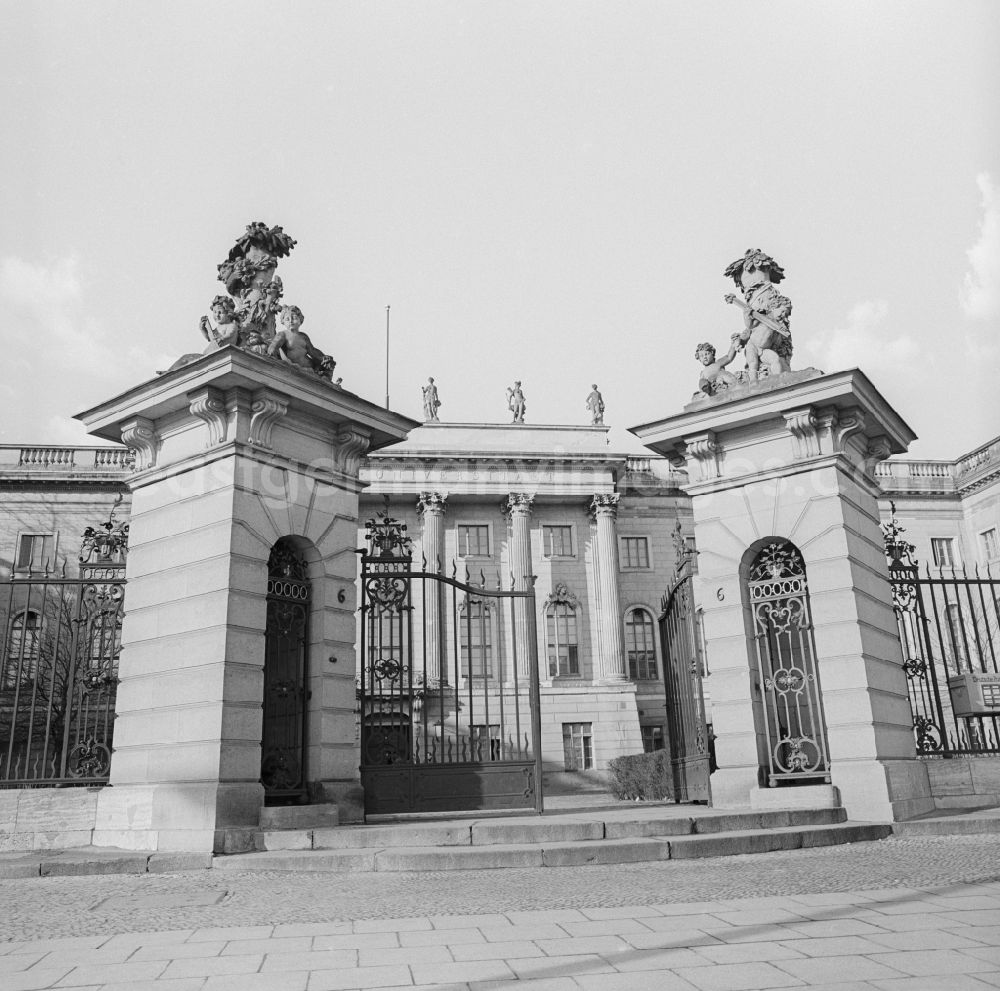 GDR image archive: Berlin - Main entrance of the Humboldt University of Berlin in Berlin - Mitte. The Humboldt University of Berlin (HU Berlin) was founded in 1809 as the University of Berlin and in the autumn of 181