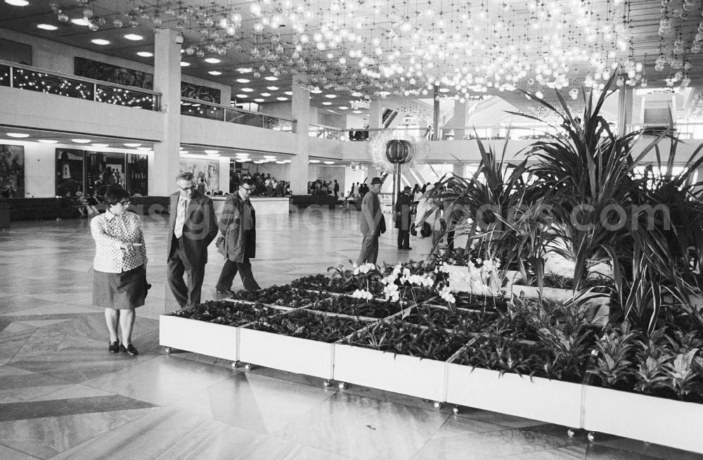 Berlin: Green plants in the main entrance hall of the palace of the republic , in the vernacular also Erichs of lamp store called, in Berlin of the former capital of the GDR, German democratic republic. In the background the glass flower