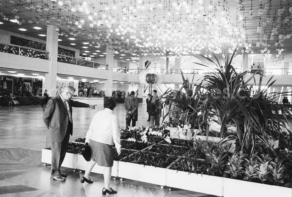GDR image archive: Berlin - Green plants in the main entrance hall of the palace of the republic , in the vernacular also Erichs of lamp store called, in Berlin of the former capital of the GDR, German democratic republic. In the background the glass flower