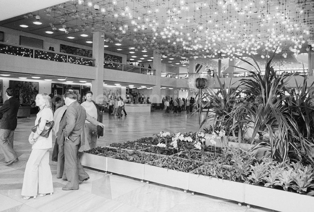 GDR photo archive: Berlin - Green plants in the main entrance hall of the palace of the republic , in the vernacular also Erichs of lamp store called, in Berlin of the former capital of the GDR, German democratic republic. In the background the glass flower