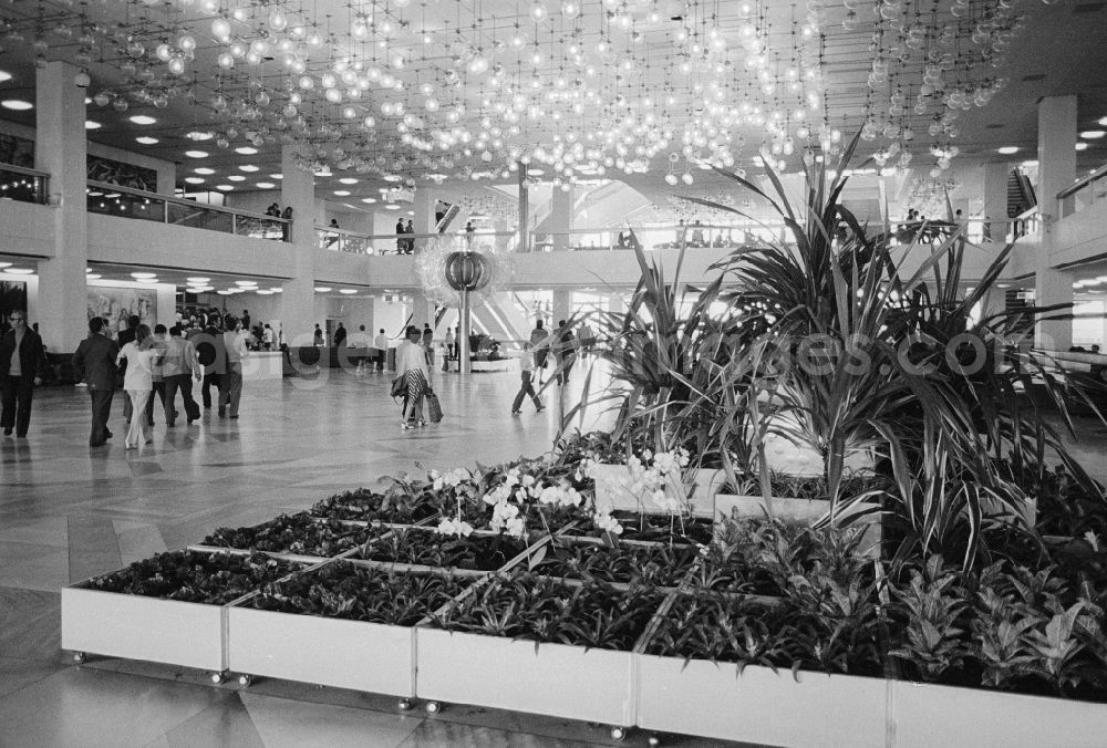 GDR picture archive: Berlin - Green plants in the main entrance hall of the palace of the republic , in the vernacular also Erichs of lamp store called, in Berlin of the former capital of the GDR, German democratic republic. In the background the glass flower
