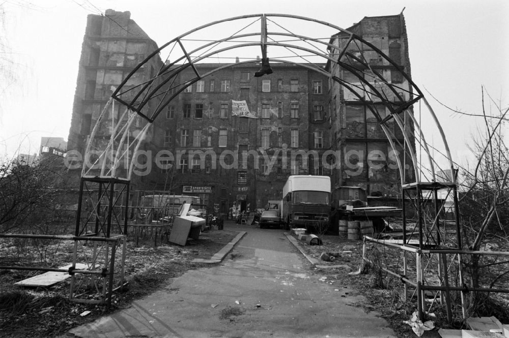 GDR image archive: Berlin - The house Koepi (occupied in the turnaround ) in Koepenicker Strasse 137 in Berlin - Mitte, the former capital of the GDR, German Democratic Republic