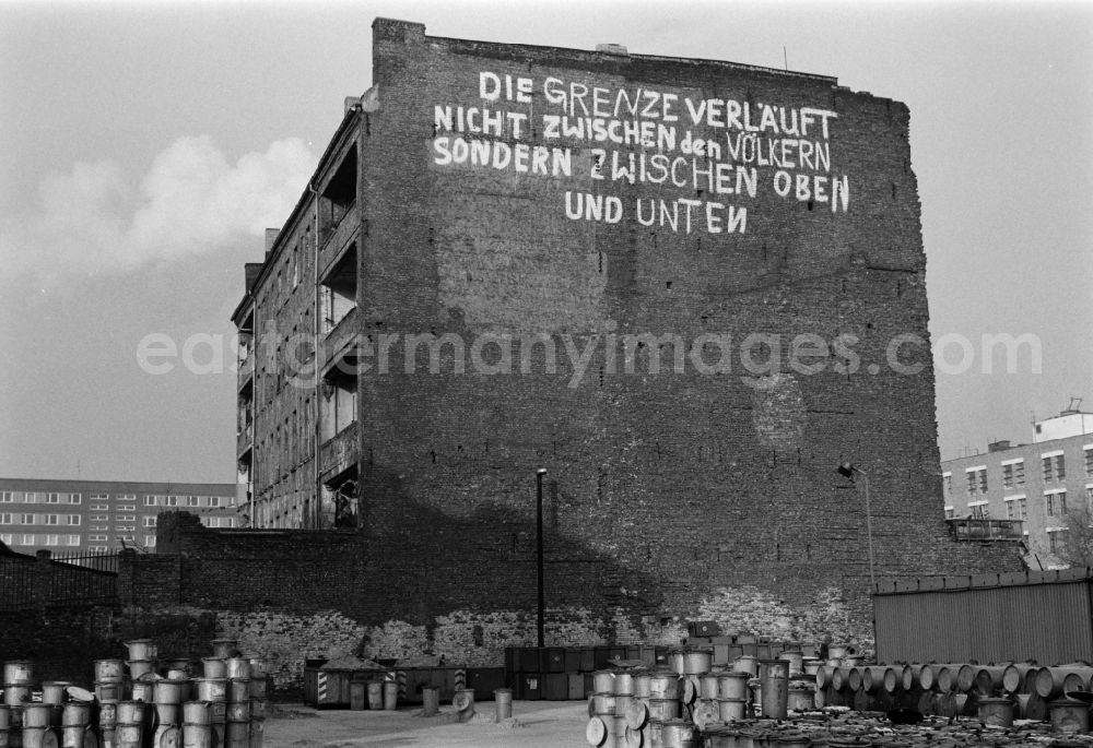 GDR photo archive: Berlin - The house Koepi (occupied in the turnaround ) with the words The border does not run between the peoples, but between above and below in Koepenicker Strasse 137 in Berlin - Mitte, the former capital of the GDR, German Democratic Republic