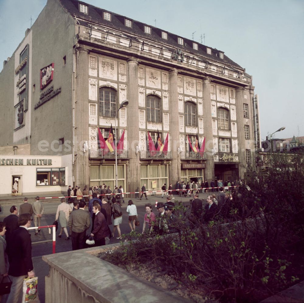 GDR picture archive: Berlin - Blick auf das Haus der Presse am S-Bahnhof Friedrichstraße in Berlin mit der beliebten Speisegaststätte Goldbroiler im Erdgeschoß, aufgenommen Anfang 70er Jahre. Es handelt sich hier um das Vorderhaus des Admiralspalastes, in dem seit den 50er Jahren das Metropol-Theater seinen Sitz fand. Ende der 7