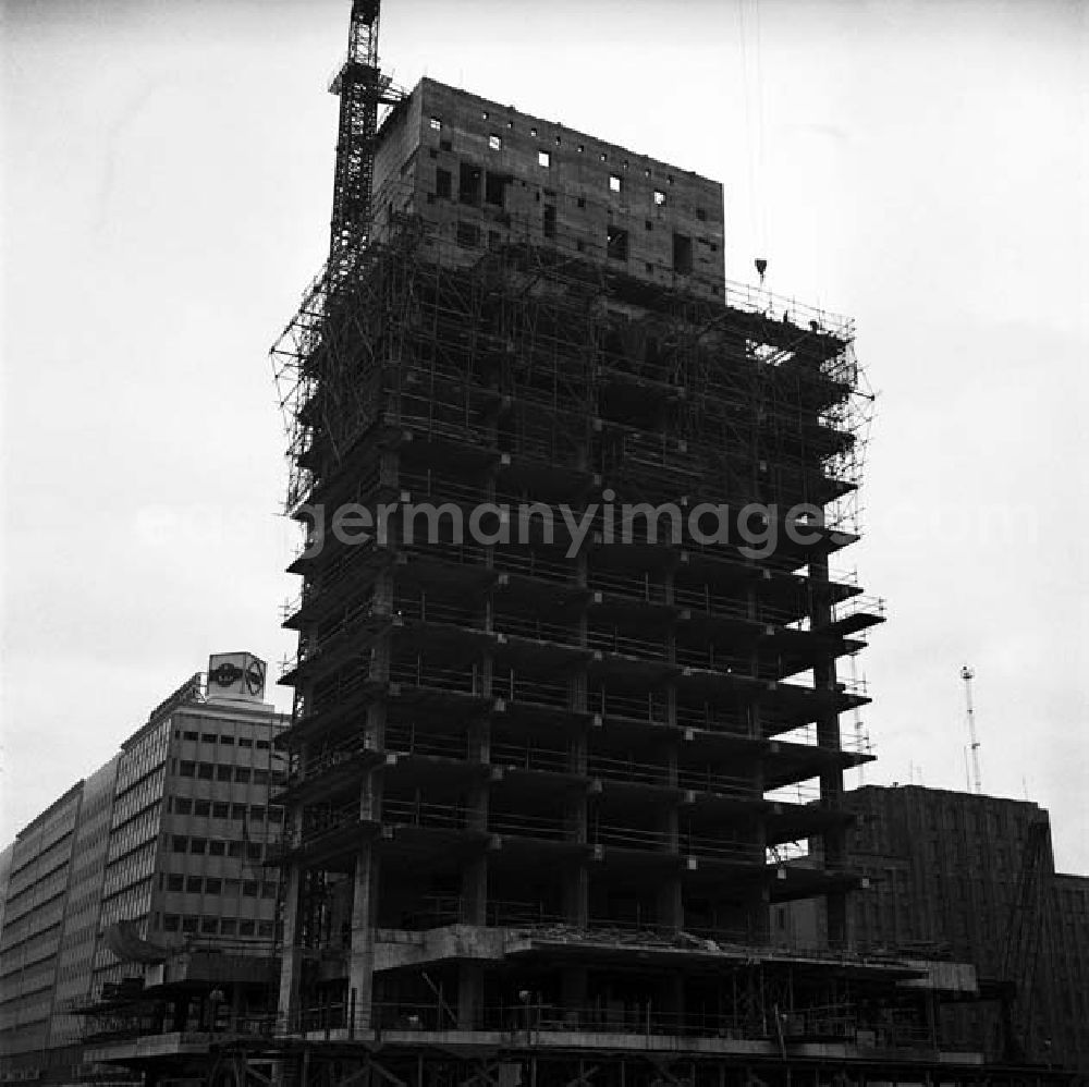 GDR picture archive: Berlin - Blick auf den Bau des Hauses des Reisens, welches im Zuge der sozialistischen Platzgestaltung errichtet wird.