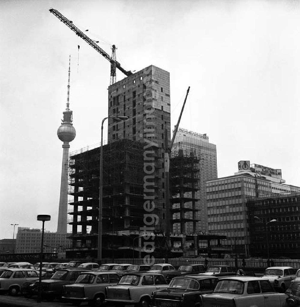 GDR image archive: Berlin - Blick auf den Bau des Hauses des Reisens, welches im Zuge der sozialistischen Platzgestaltung errichtet wird.
