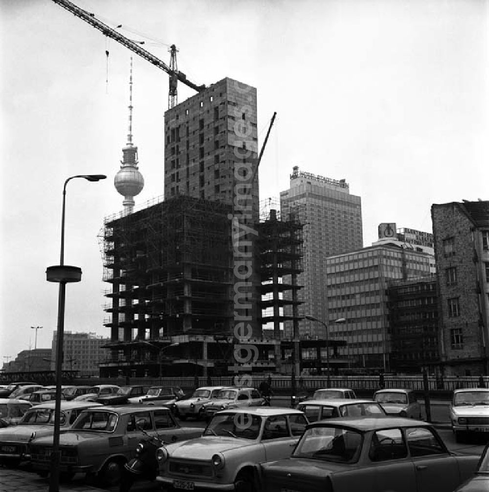 GDR photo archive: Berlin - Blick auf den Bau des Hauses des Reisens, welches im Zuge der sozialistischen Platzgestaltung errichtet wird.