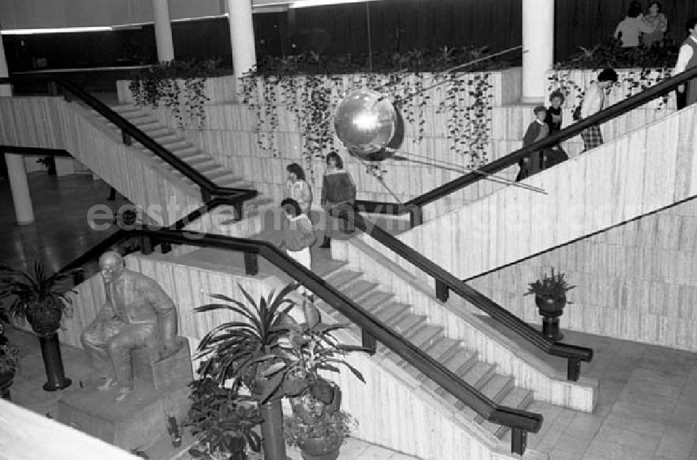 GDR picture archive: Berlin - 15.12.1986 Haus der Sowjetischen- und der Kulturwissenschaften.