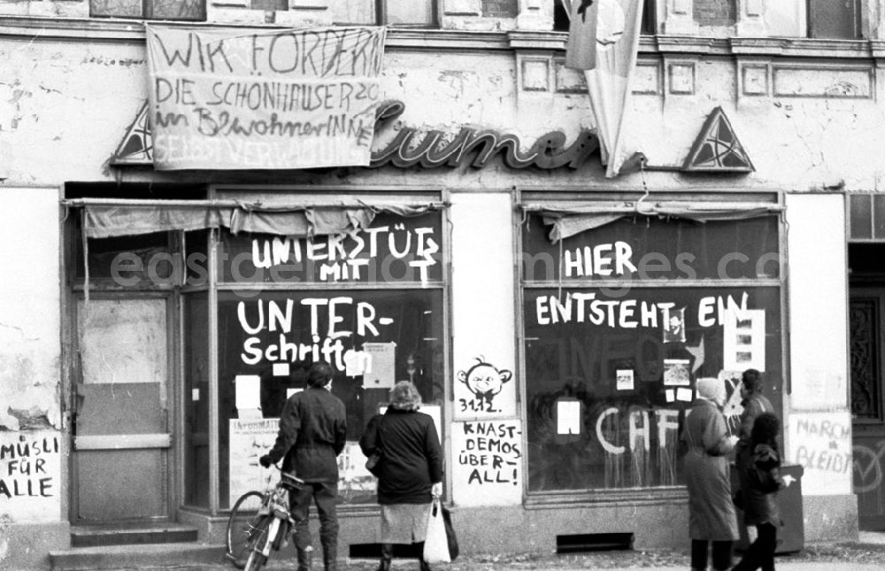 GDR photo archive: Berlin Prenzlauer Berg - Hausbesetzer in der Schönhauser Allee 2