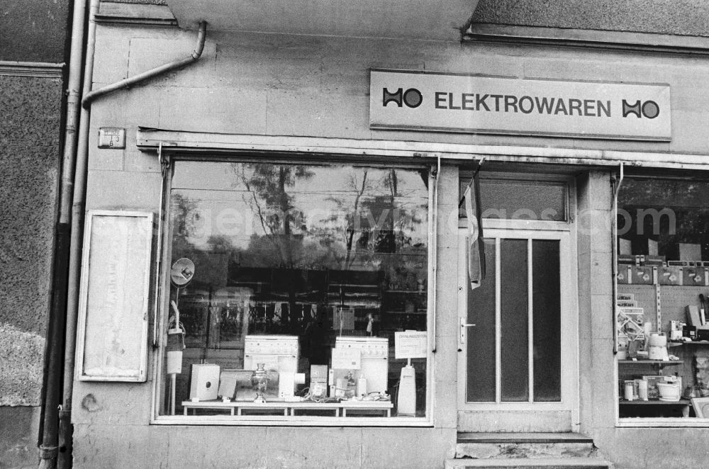 GDR photo archive: Berlin - House front and Shopwindow for electrical supply store in the borough Berlin-Pankow or Prenzlauer Berg