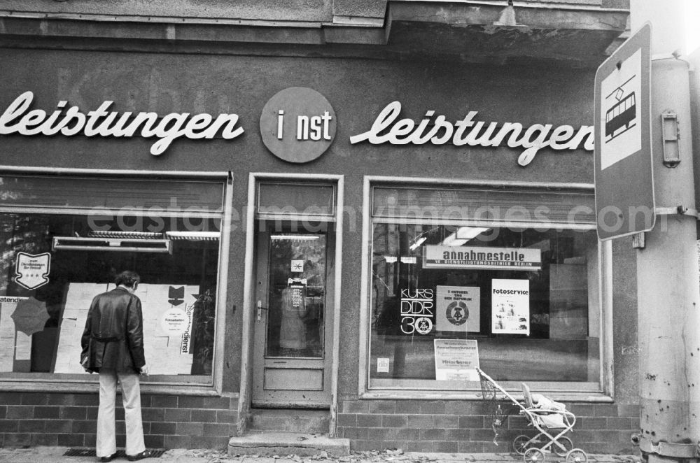 GDR image archive: Berlin - House front and Shopwindow for retail store for services in the borough Berlin-Pankow or Prenzlauer Berg