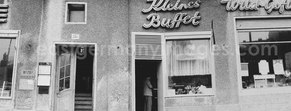 GDR photo archive: Berlin - House front and Shopwindow for snack store in the borough Berlin-Pankow or Prenzlauer Berg