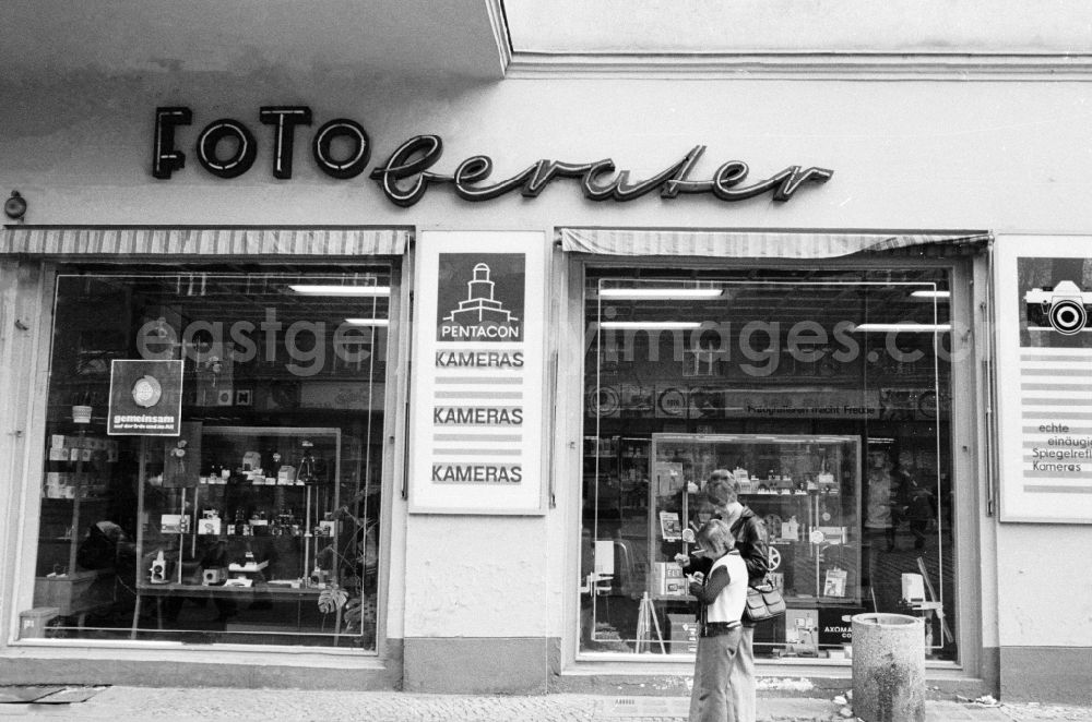 GDR picture archive: Berlin - House front and Shopwindow for photography retail store in the borough Berlin-Pankow or Prenzlauer Berg