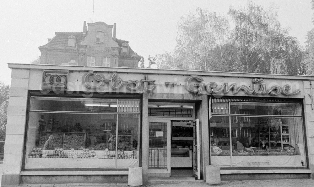 Berlin: House front and Shopwindow for fruit and vegetables retail store in the borough Berlin-Pankow or Prenzlauer Berg
