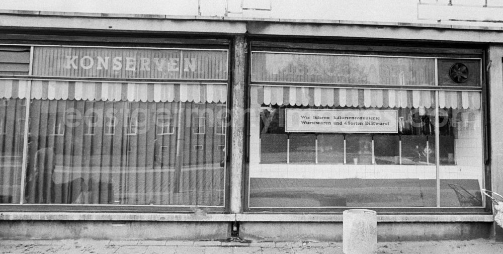 GDR photo archive: Berlin - House front and Shopwindow for groceries retail store in the borough Berlin-Pankow or Prenzlauer Berg