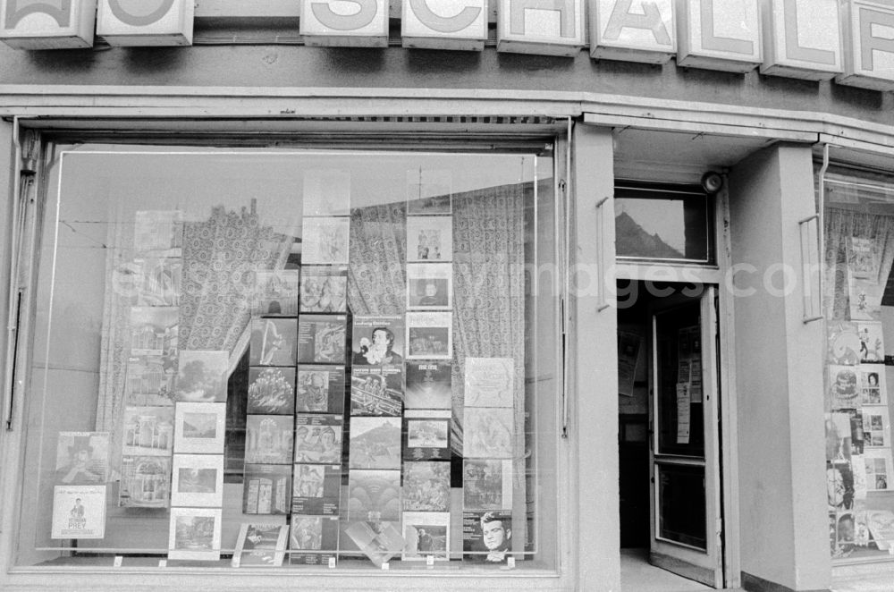 GDR photo archive: Berlin - House front and Shopwindow for records retail store in the borough Berlin-Pankow or Prenzlauer Berg