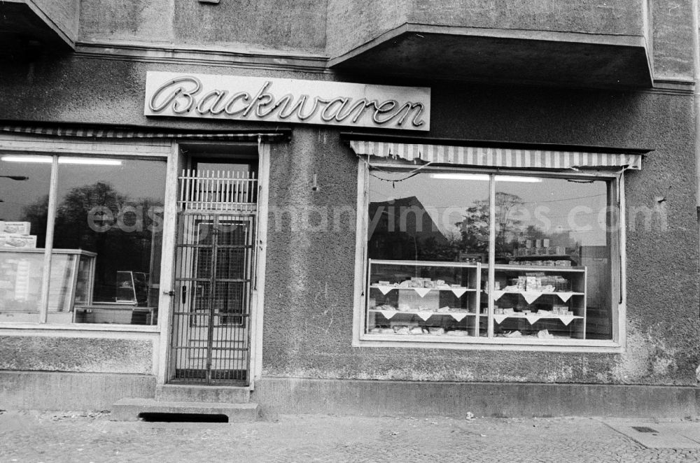 GDR image archive: Berlin - House front and Shopwindow for baked goods store in the borough Berlin-Pankow or Prenzlauer Berg