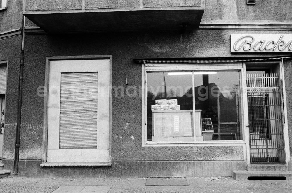 GDR photo archive: Berlin - House front and Shopwindow for baked goods store in the borough Berlin-Pankow or Prenzlauer Berg